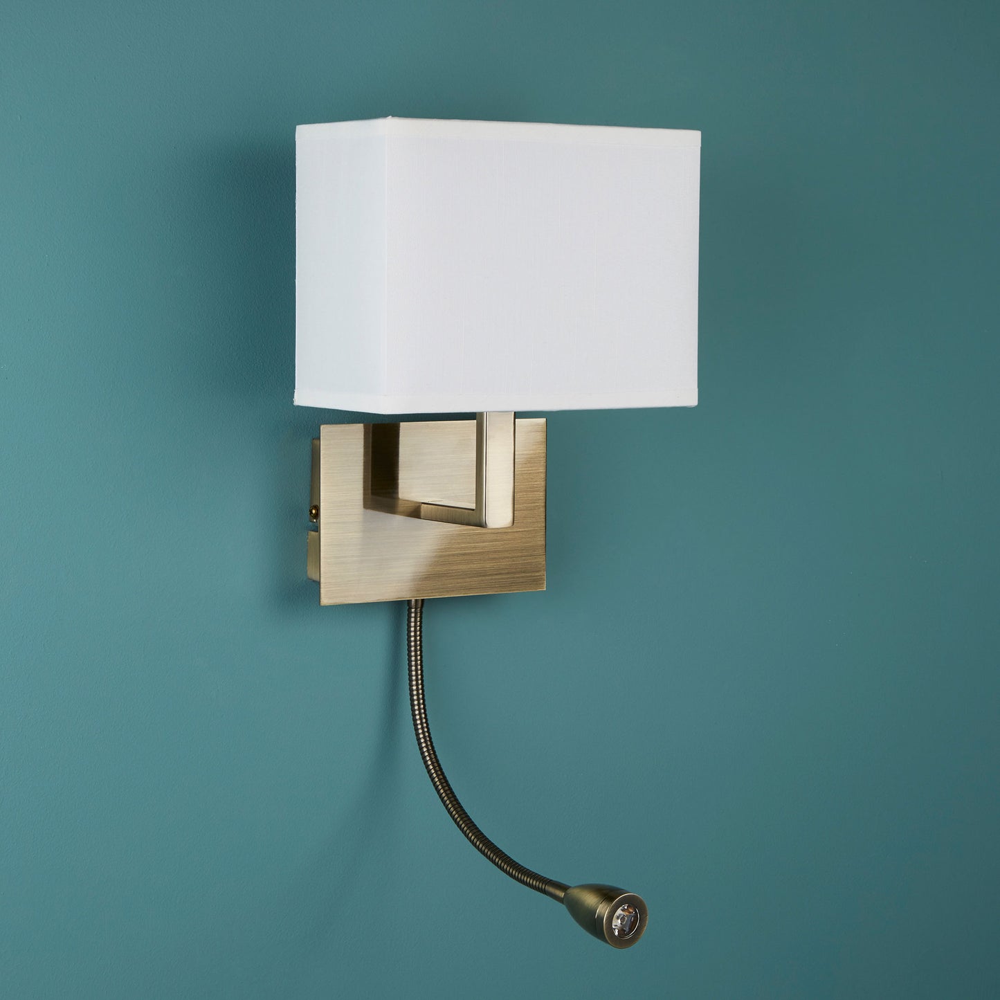 aplik-s-lampa-za-chetene-hotel