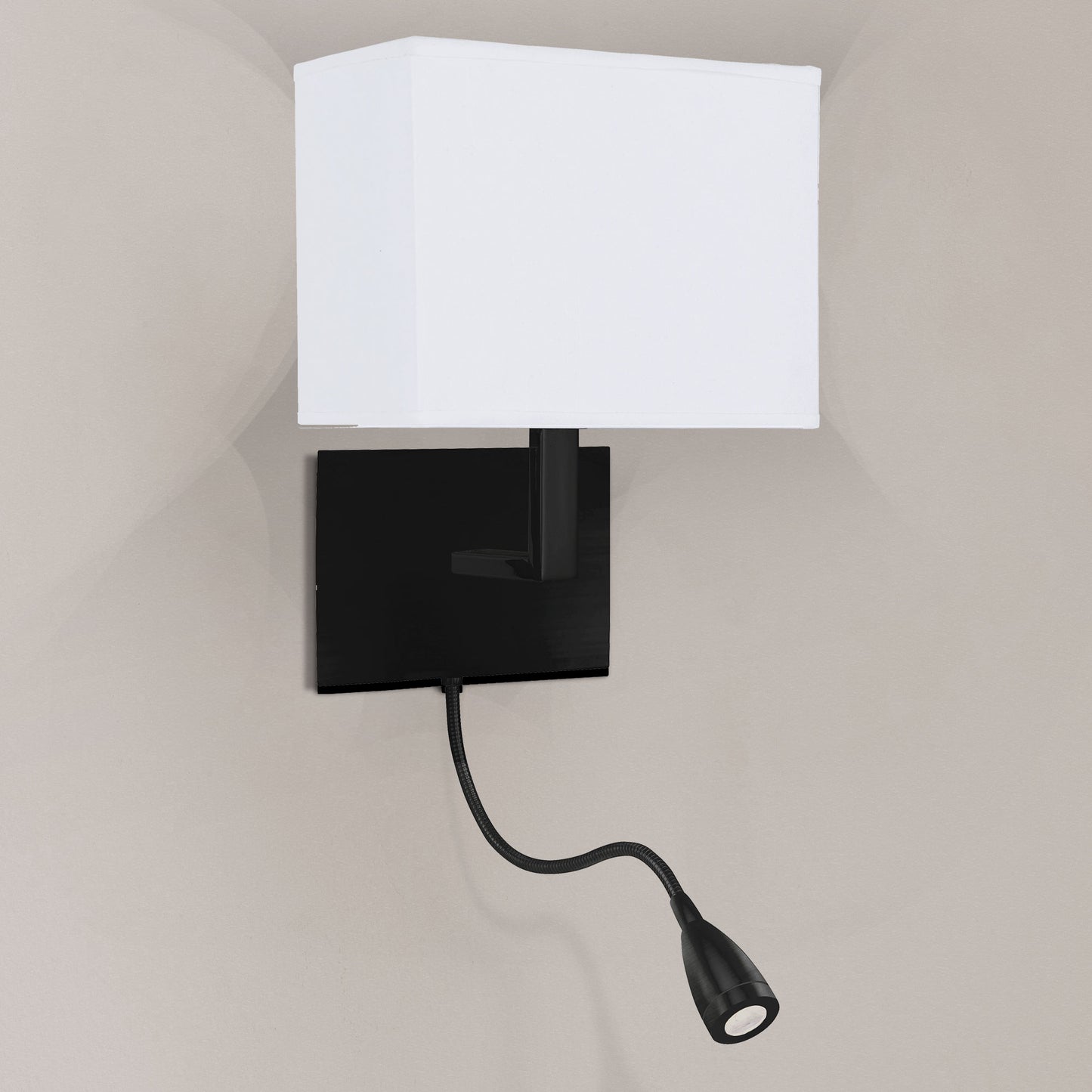 aplik-s-lampa-za-chetene-hotel