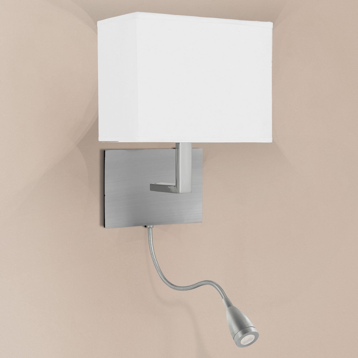 aplik-s-lampa-za-chetene-hotel