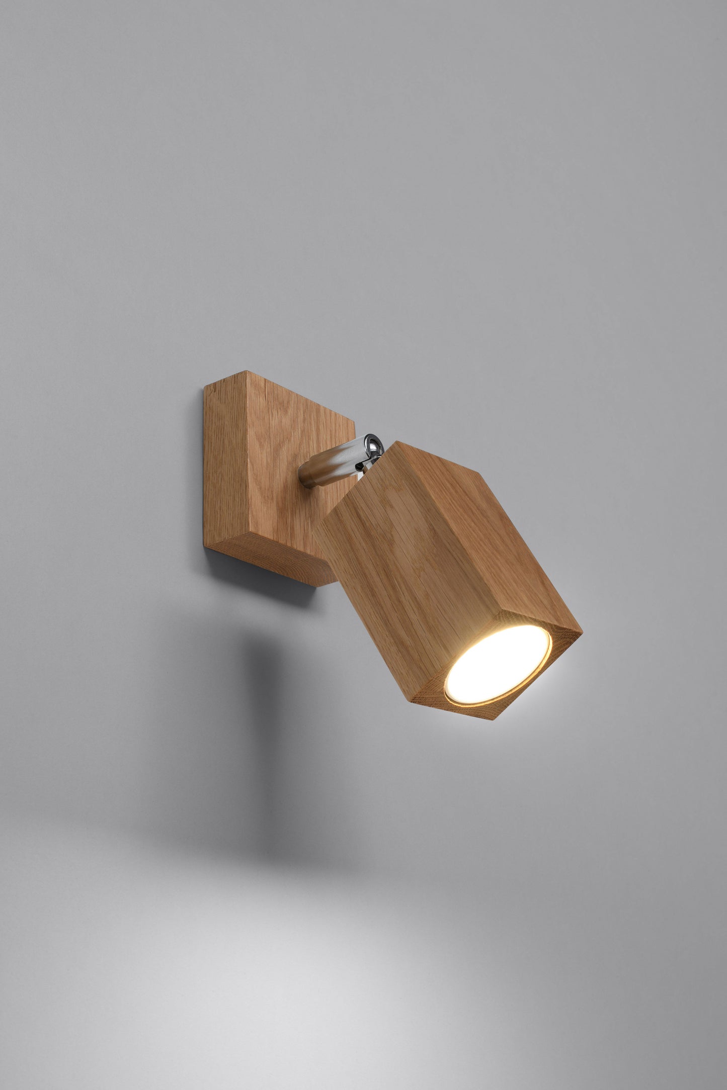 spot-lampa-za-tavan-ot-darvo-keke