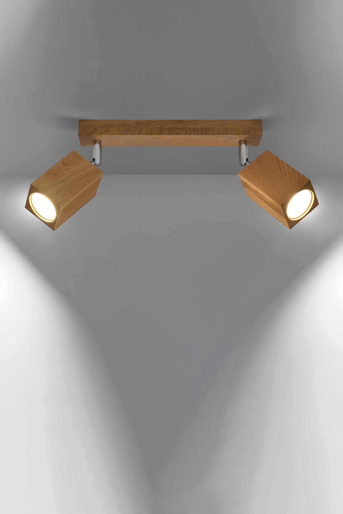 spot-lampa-za-tavan-ot-darvo-keke