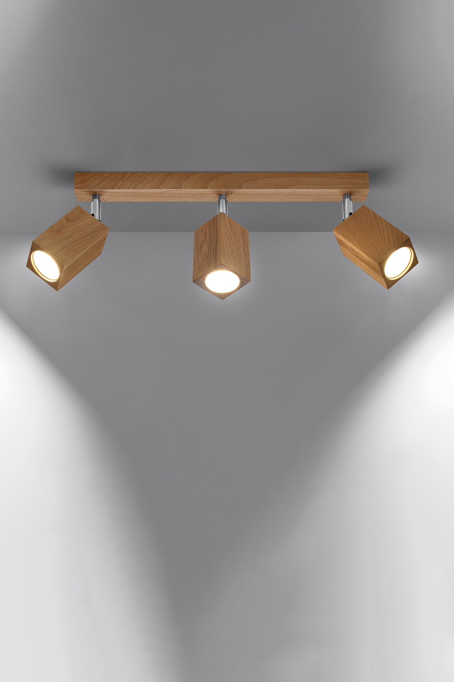 spot-lampa-za-tavan-ot-darvo-keke