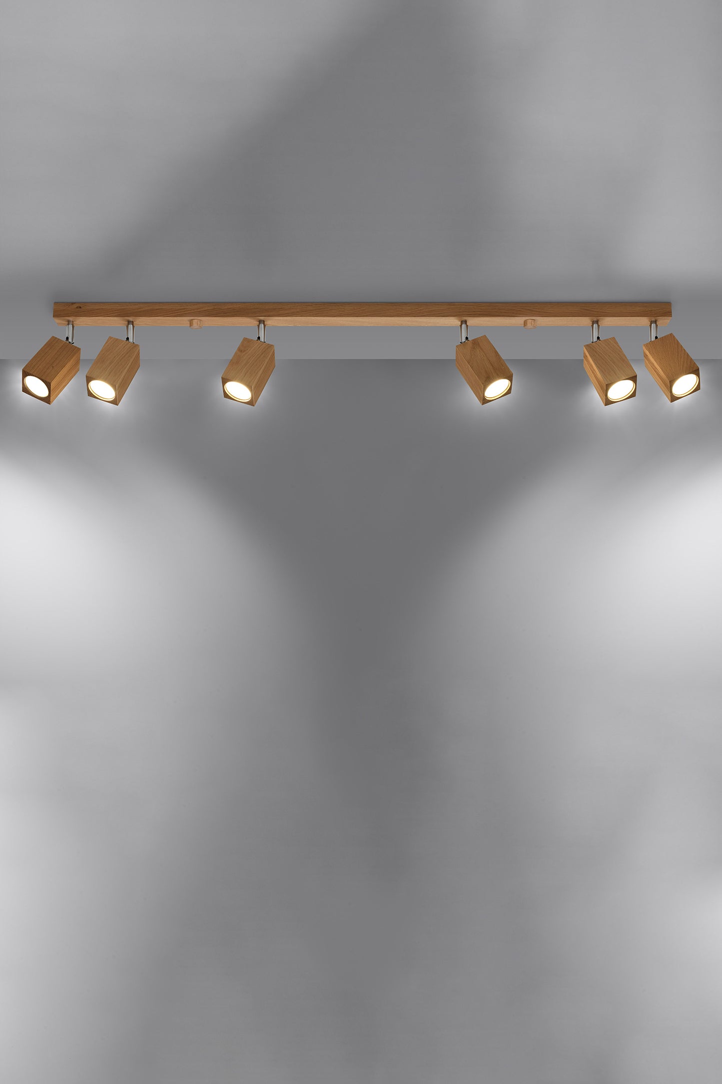 spot-lampa-za-tavan-ot-darvo-keke