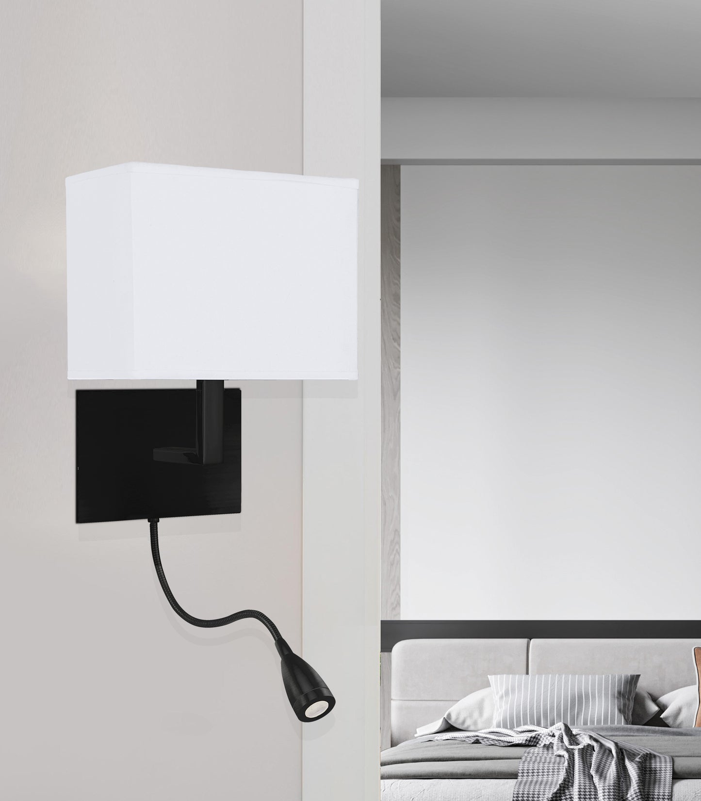 aplik-s-lampa-za-chetene-hotel