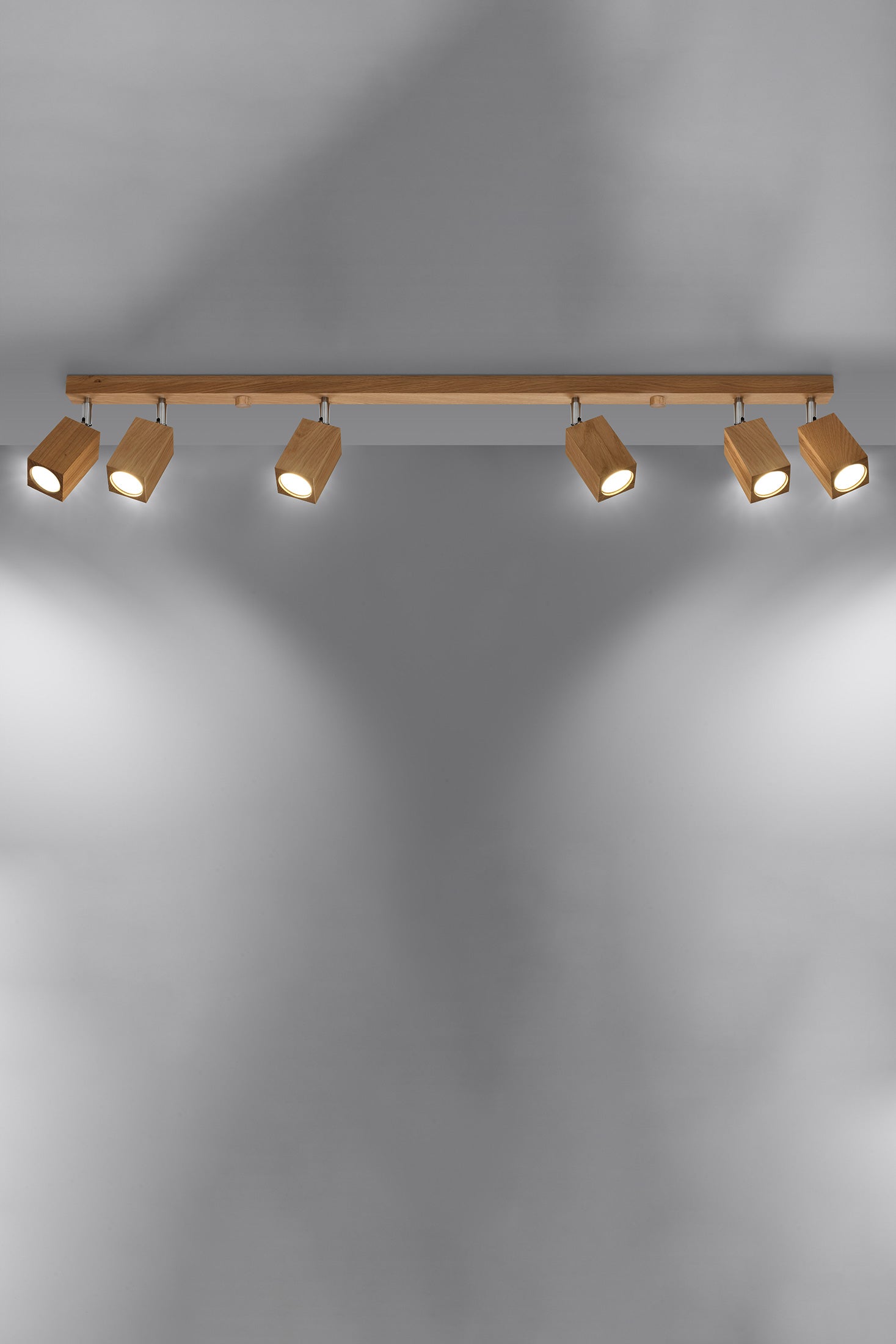 spot-lampa-za-tavan-ot-darvo-keke